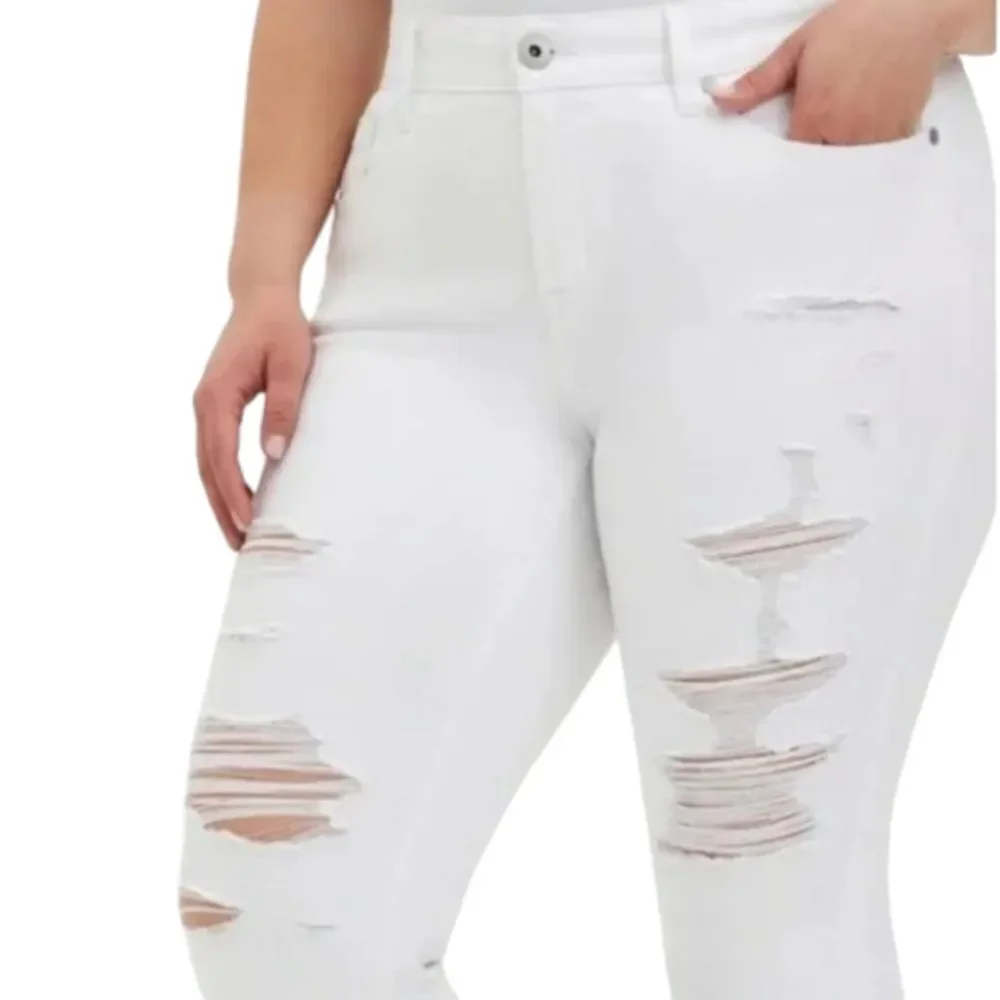TORRID PLUS Size White Distressed Cropped Vintage Boyfriend Jeans Size 18 NWOT